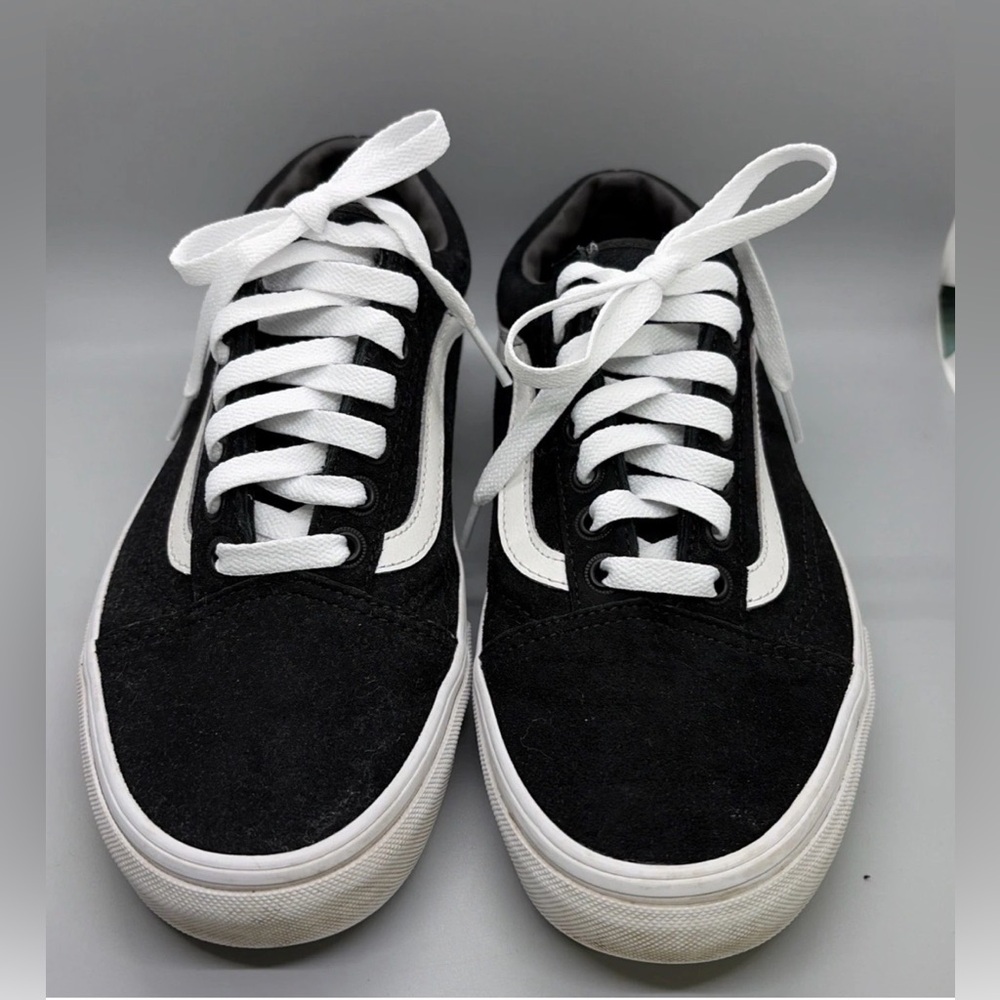 Vans Men's Classic Black and White suede Sneakers Mens 8/ women’s 9.5